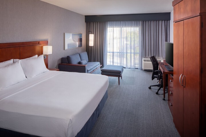 Courtyard by Marriott Charleston Downtown / Civic Center