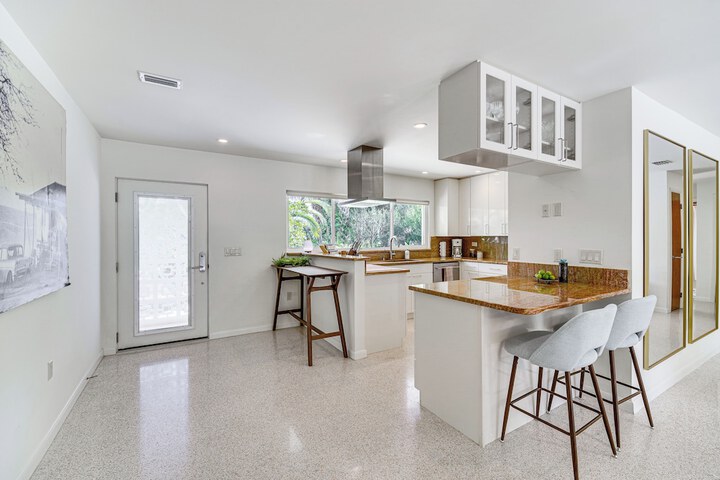 Private Oasis w / Pool: Walk to Melbourne Beach!