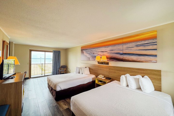 Days Inn by Wyndham Mackinaw City - Lakeview