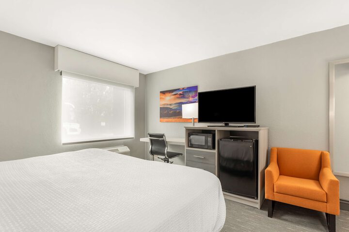 Best Western Plus Cleveland Inn & Suites
