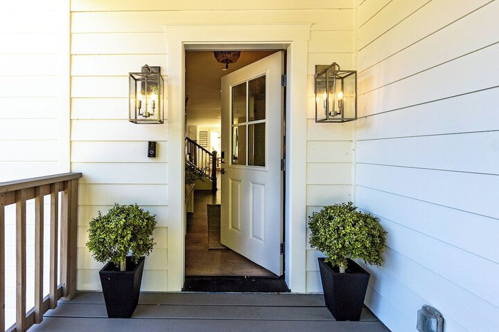 Serene 5BR Farmhouse Retreat Shoreline