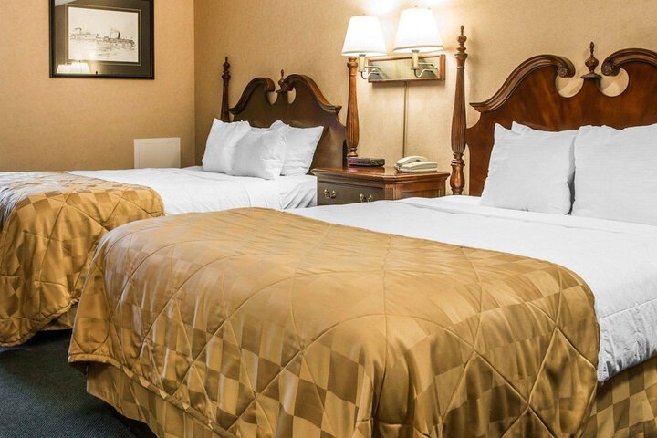Clarion Hotel Mackinaw City Beachfront