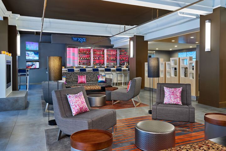 Lounge 21 of 28