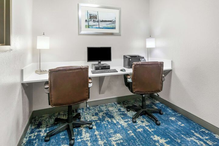 Business Center 28 of 28