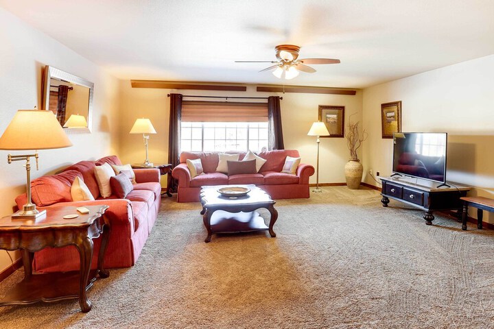 Centrally-located Deadwood Apt w / Mountain Views!