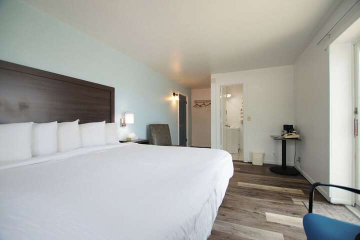 Snyders Shoreline Inn