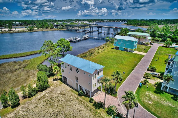 Riverfront Carrabelle Home w / Furnished Patio!