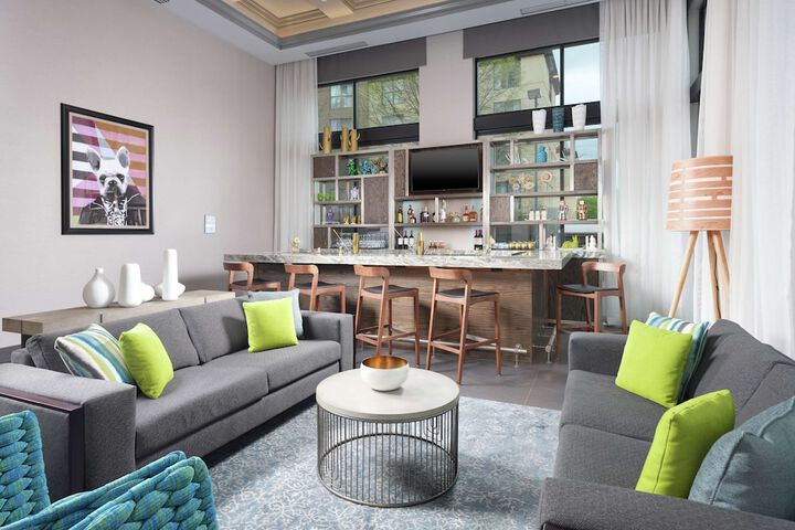 Lounge 38 of 44