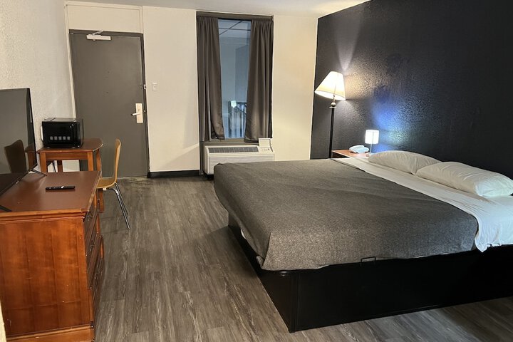 Room 8 of 18