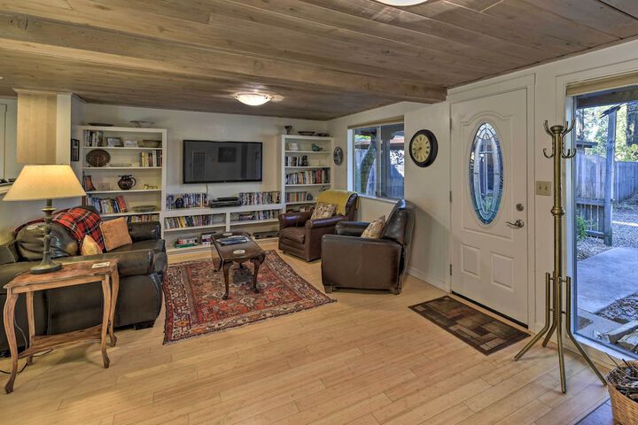 Peaceful Cottage w / Grill & Yard in Grass Valley!