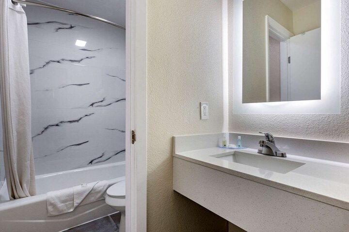 Room 32 of 42