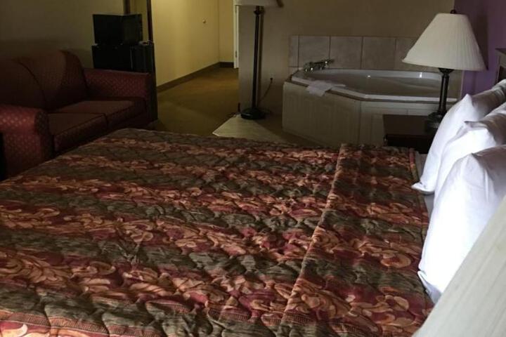 Econo Lodge Inn & Suites