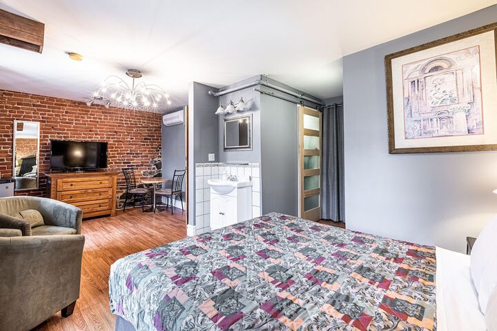 Room 8 of 28