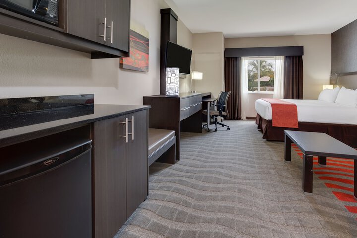 Holiday Inn Express Hotel Naples Downtown - 5th Avenue