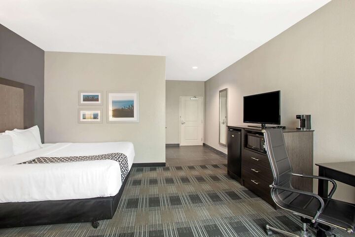 La Quinta Inn & Suites by Wyndham Victoria - South
