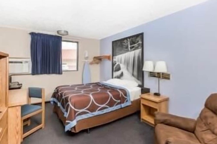 Room 8 of 28