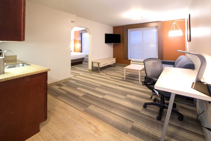 Holiday Inn Express Hotel & Suites Detroit - Utica by IHG