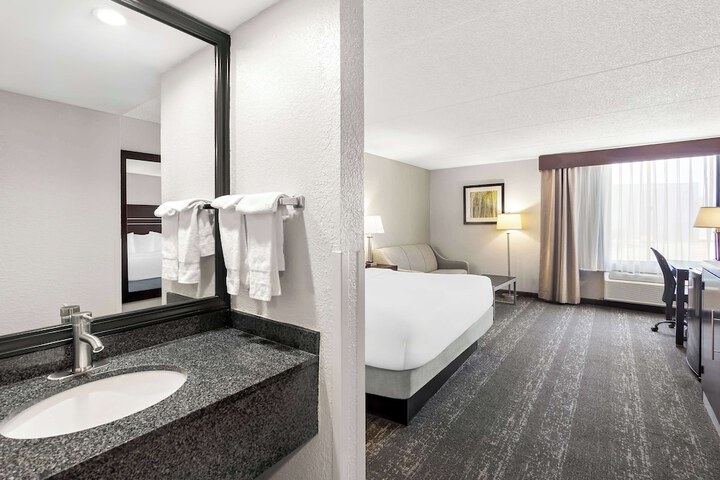 Best Western Luxbury Inn Fort Wayne