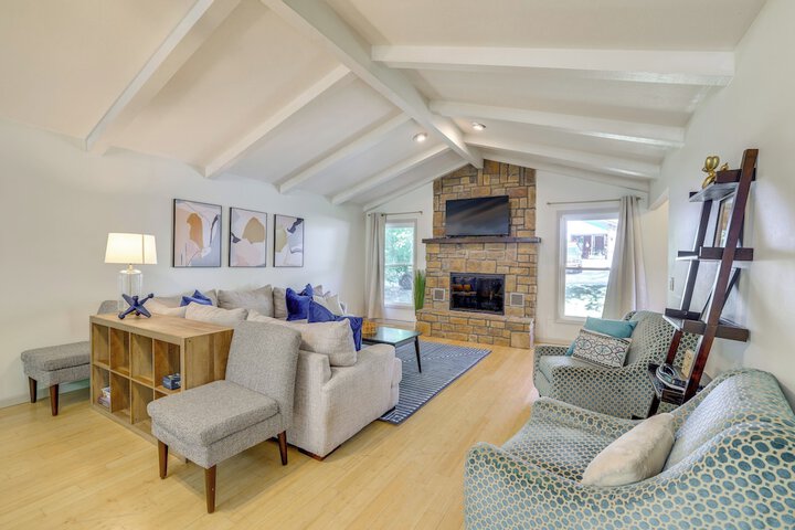 Home w / Trail Access & Fire Pit in Bella Vista!