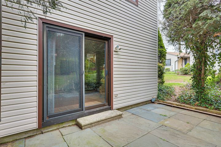 Quaint Bristol Townhome 14 Mi to West Hartford!