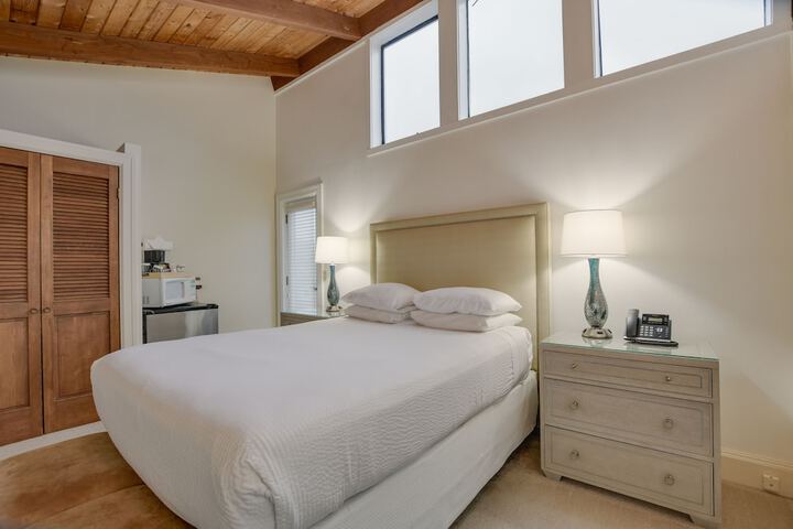 The Waves / The Argonauta Inn/The White Heron Lodge