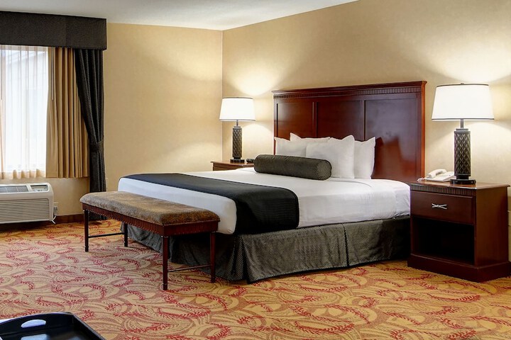 The Grand Hotel - Salem
