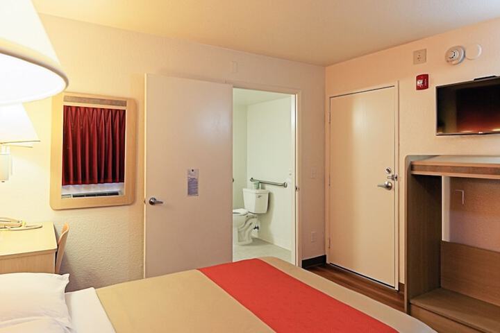 Room 12 of 25