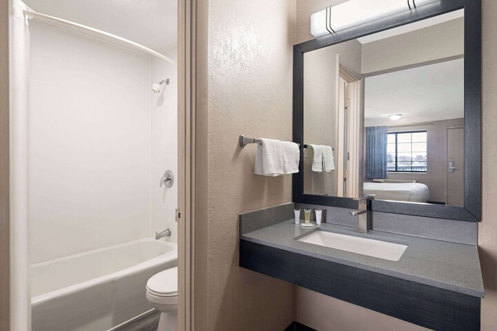 Days Inn & Suites by Wyndham Kokomo