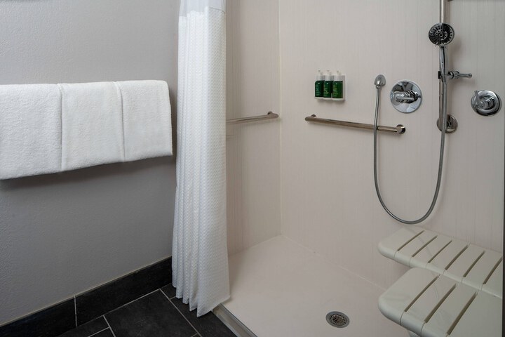 Room 12 of 32