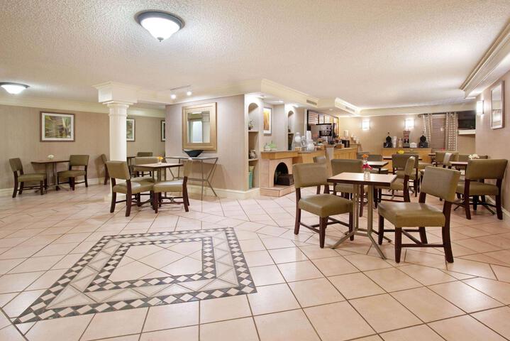 LA QUINTA INN BY WYNDHAM DENVER CENTRAL