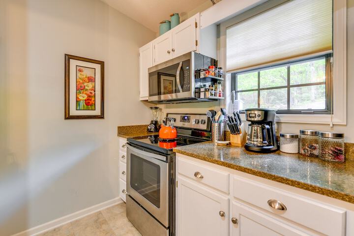 Bright Franklin Villa: Fireplace Golf Course View