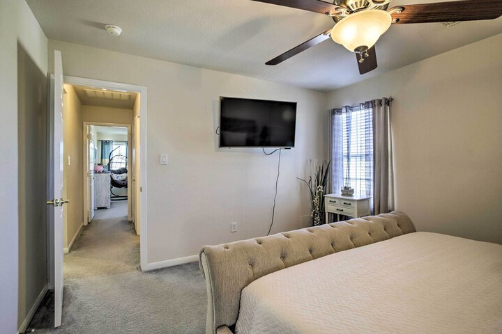 Luxe Home 30 Miles to Houston w / Pool & Grill