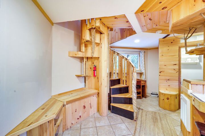 Unique West Jefferson Home w / Fire Pit & Grill!