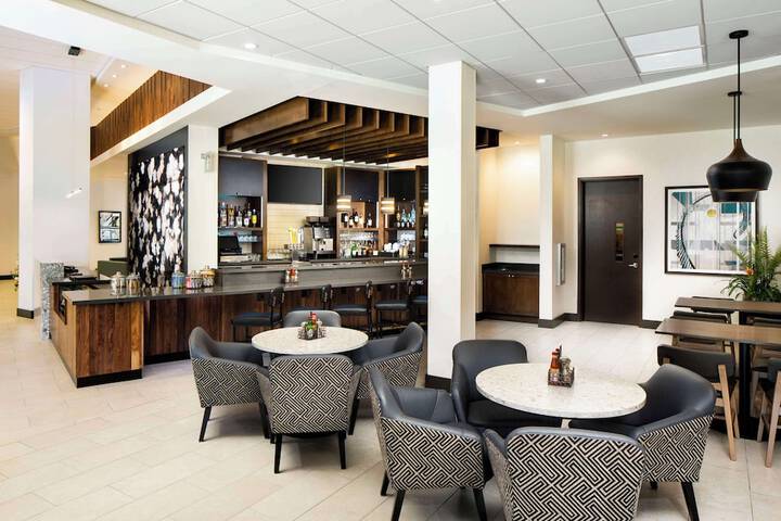 Lounge 19 of 20