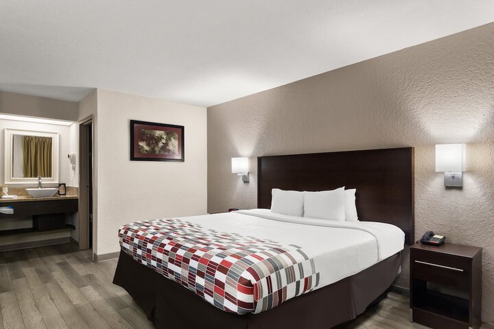 Room 17 of 37