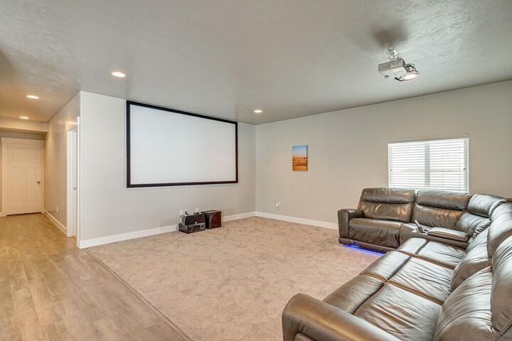 Lovely Walk-out Apt w / Movie Screen: 20 Mi to Slc!