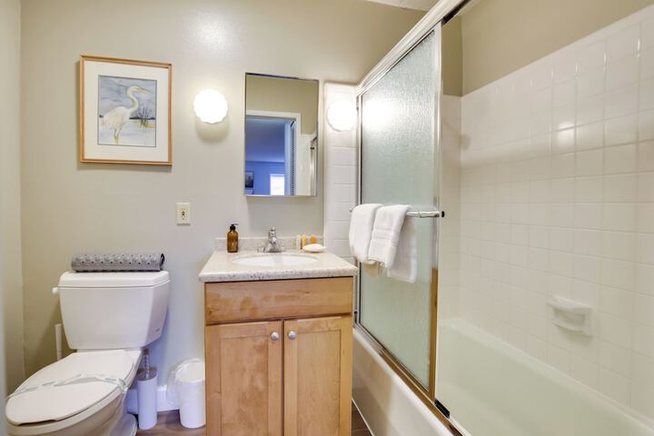 Comfortable Lincoln City Condo w / Patio & Views!