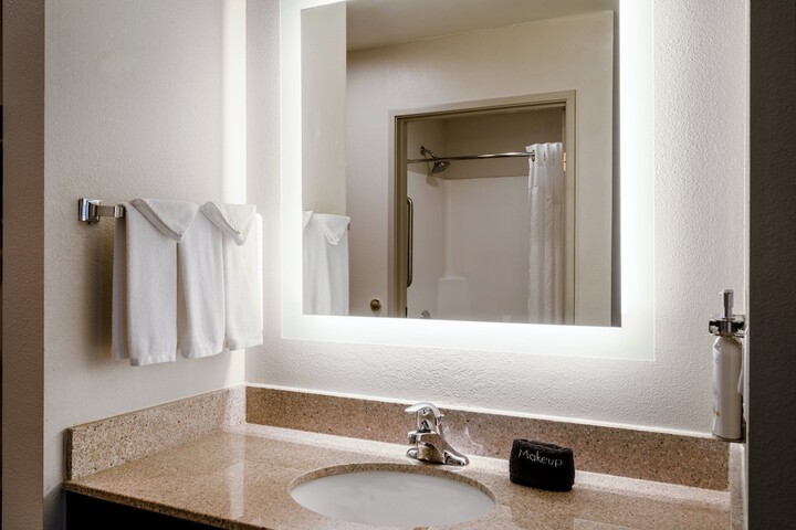 Holiday Inn Express & Suites Chicago-Libertyville by IHG