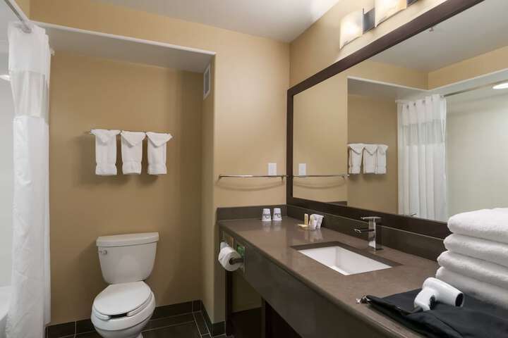 Days Inn & Suites by Wyndham Brandon