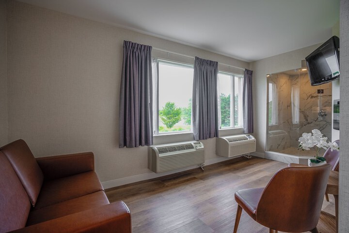 Monte Carlo Inn Oakville Suites