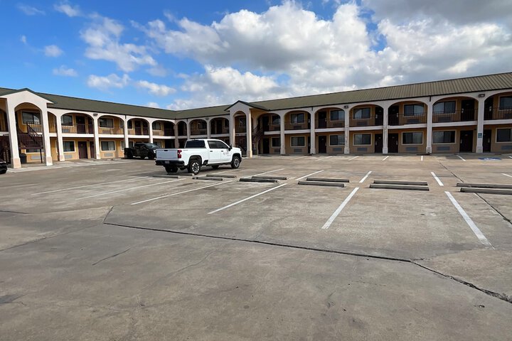 Executive Inn & Suites