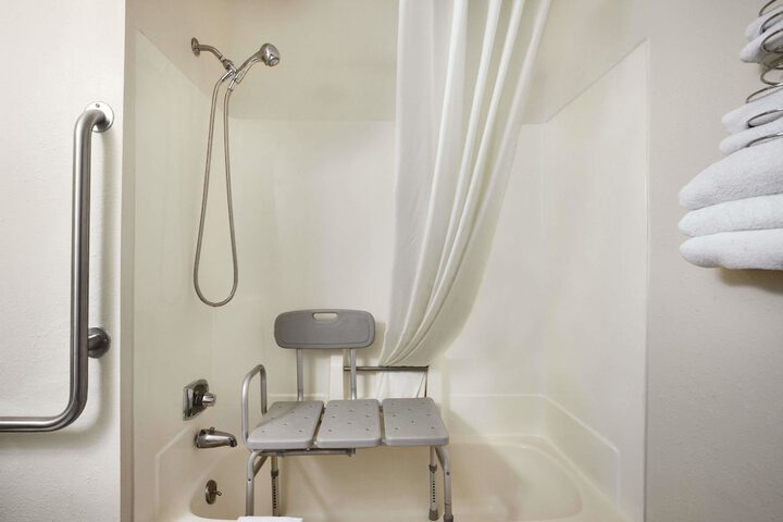 Travelodge by Wyndham La Porte / Michigan City Area
