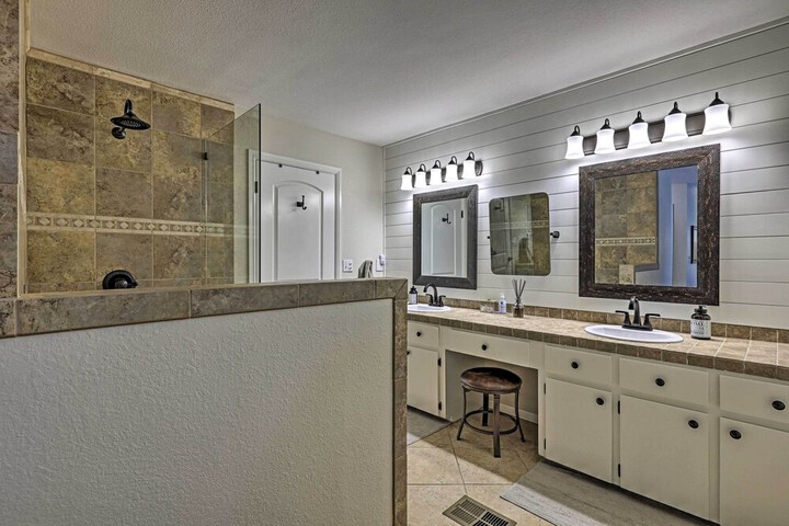 Modern Townhome w / Patio Next Door to Resort
