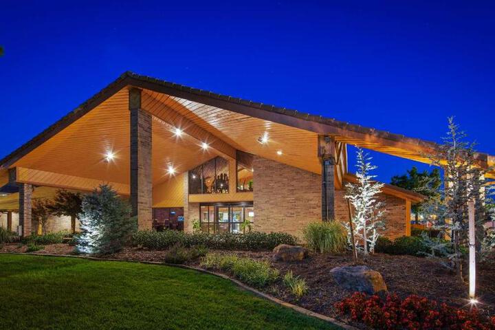 Best Western Plus Saddleback Inn & Conference Center