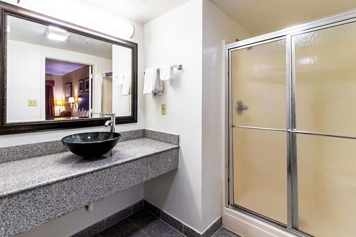 Quality Inn & Suites Dickson