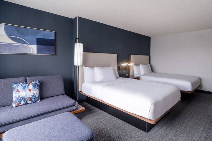 Room 32 of 47