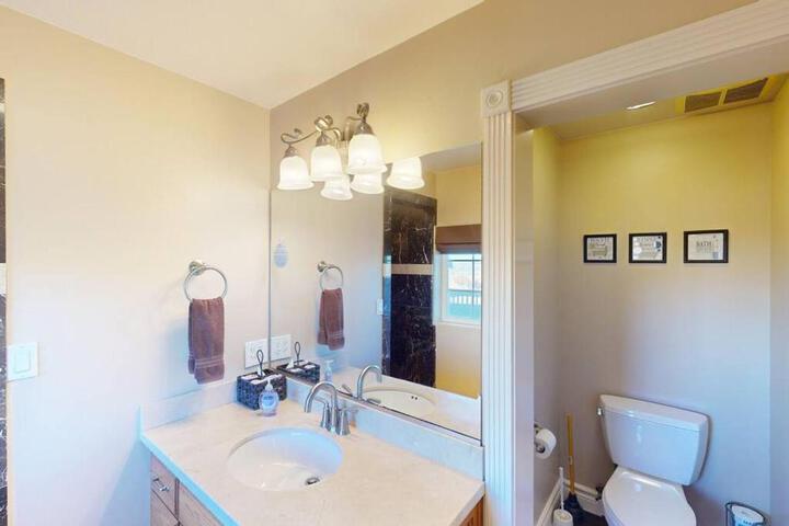 Tacit Shadow Resort Shangri-La King Suite Gym, Coffee Bar, Hot-Tub, Free Laundry, Food Available