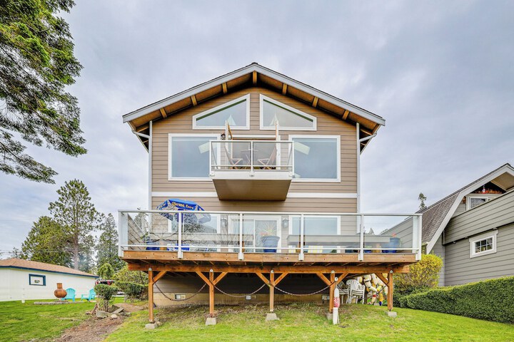 Beautiful Birch Bay Retreat w / Deck & Fire Pit!