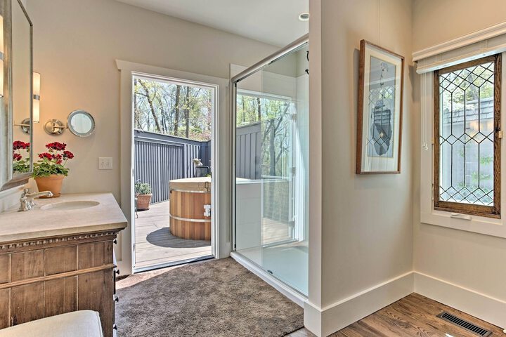 Enchanting Tryon Home w / Hot Tub 14 Mi to Tiec!