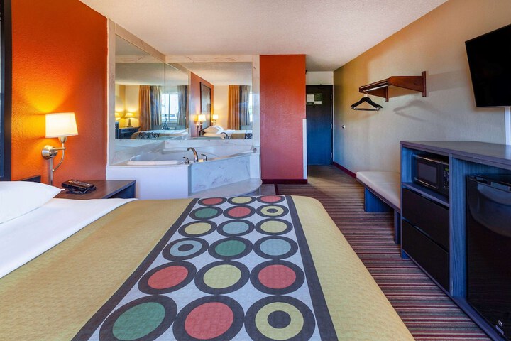 Super 8 by Wyndham Roseville / Detroit Area
